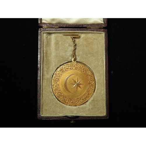 2196 - Egypt a Gold Sultans medal for a senior Officer, complete with chain and safety hook in an old fitte... 