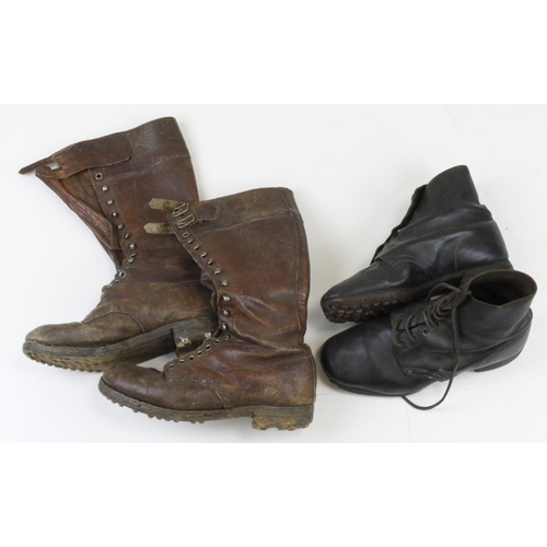 2510 - WW1 French soldiers and officers boots, two different pairs.