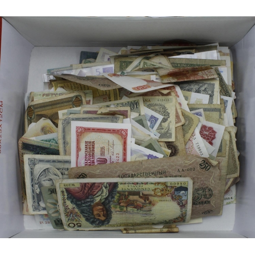 1040 - World (550+), box of mixed world notes, some duplication, some with damage, mixed grades