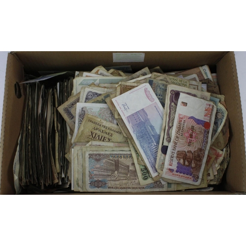 1057 - World in a box (approx. 1600 notes by weight), huge lot with duplication and in mixed grades