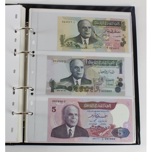 1062 - World, Africa G - U (99) a good group of mostly Uncirculated notes in 2 x Collectors albums, Gambia,... 