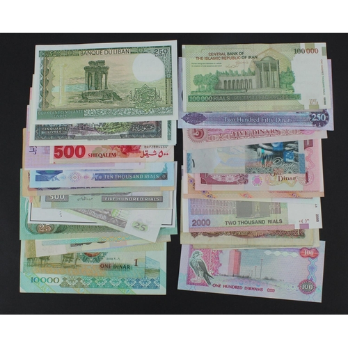 1069 - World, Middle East (43), including UAE 100 Dirhams 2008 Uncirculated, Kuwait 1/4 Dinar, 1/2 Dinar an... 