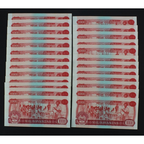 486 - Angola 1000 Kwanzas (25) dated 14th August 1979, a bundle of SPECIMEN notes all with serial L/A 0000... 
