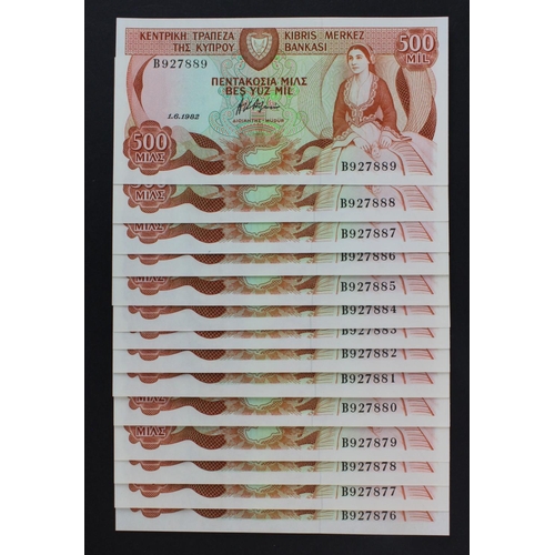 583 - Cyprus 500 Mils (14) dated 1st June 1982, a consecutively numbered run of 14 notes, serial B927876 -... 