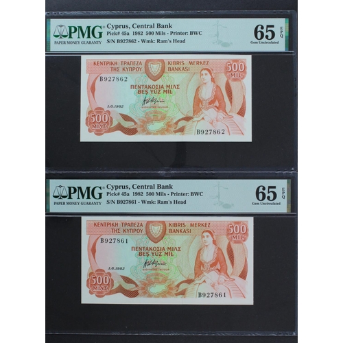 584 - Cyprus 500 Mils (2) dated 1st June 1982, a consecutively numbered pair, serial B927861 and B927862 (... 