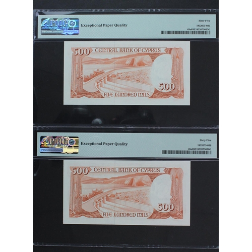 584 - Cyprus 500 Mils (2) dated 1st June 1982, a consecutively numbered pair, serial B927861 and B927862 (... 