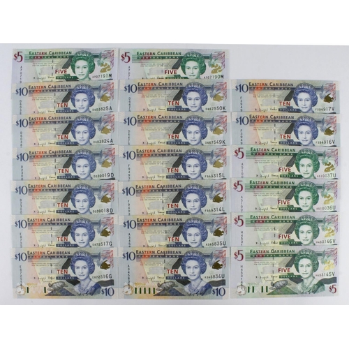 613 - East Caribbean (20), a group of consecutively numbered pairs issued 2000, 10 Dollars (14) in 7 conse... 