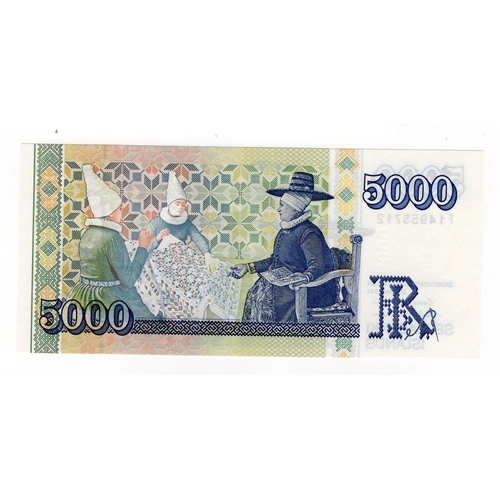 738 - Iceland 5000 Kronur dated 2001, serial F14955712 (TBB B816c, Pick60) Uncirculated