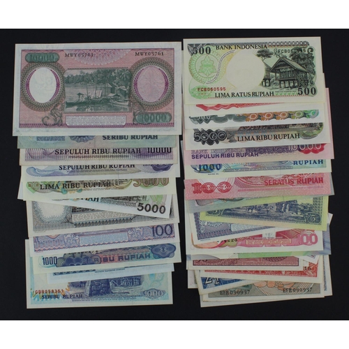 759 - Indonesia (34), including 1 Rupiah dated 1951, 10000 Rupiah (4) dated 1964, 1979, 1985 & 1992, 5000 ... 