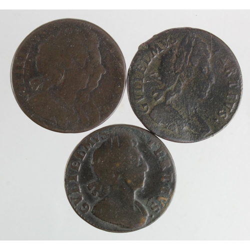 112 - Halfpennies (3): 1694 Fair, 1699 date in legend, slightly bent VG, and 1701 unbarred A's in BRITANNI... 