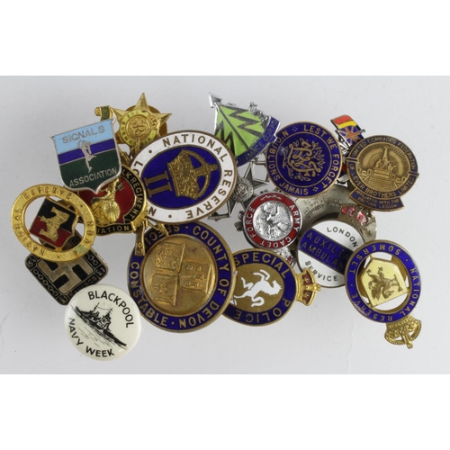 1650 - Badges good mixture of 18x WW1 & WW2 badges which includes 2x silver badges for Queen Victoria's Rif... 