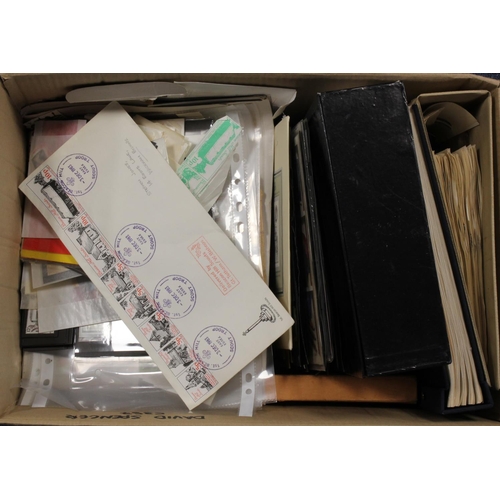 725 - GB - large box of material with main value in UM special issues incl wrapped complete year sets from... 