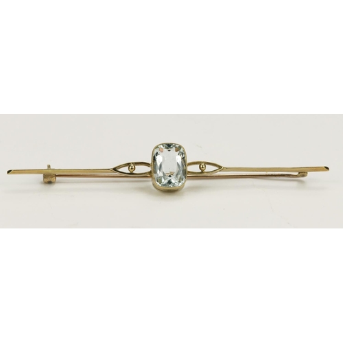 393 - Yellow gold (tests 15ct) Art Deco aquamarine bar brooch, cushion mixed cut measures 11mm x 8mm weigh... 