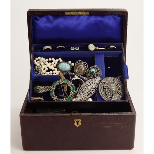 552 - Old jewellery box containing a quantity of mixed jewellery including gold and silver, needs viewing.