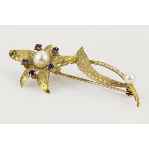 584 - 9ct yellow gold amethyst and pearl brooch, set with two cultured pearls principle pearl measures 6.4... 