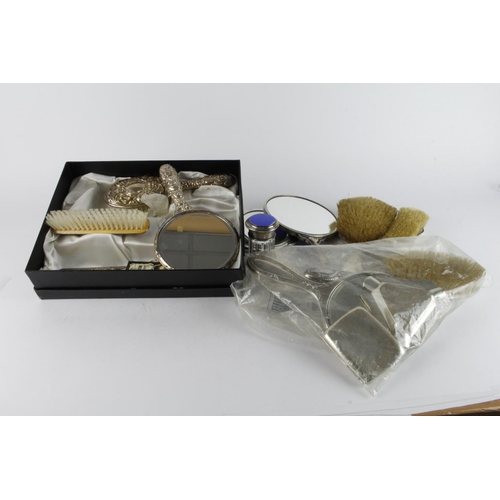 899 - Silver. A collection of various silver dressing table items, including brushes, mirrors etc. (includ... 