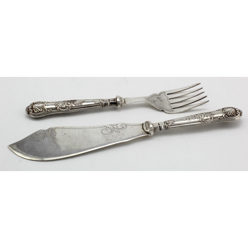 958 - Pair of silver handled fish servers - handles hallmarked WY Sheffield 1926 .