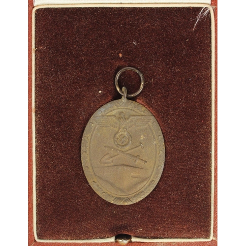 353 - German Westwall medal in De Luxe fitted case marked Dr Fritz Todt Preis, obviously for good work.