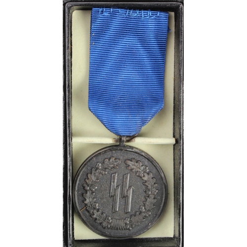 827 - WW2 German Nazi SS 4 year long service medal in box of issue.