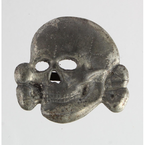 832 - WW2 German Nazi SS totenkopf skull badge.