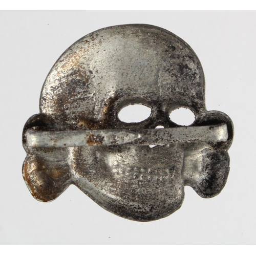 832 - WW2 German Nazi SS totenkopf skull badge.