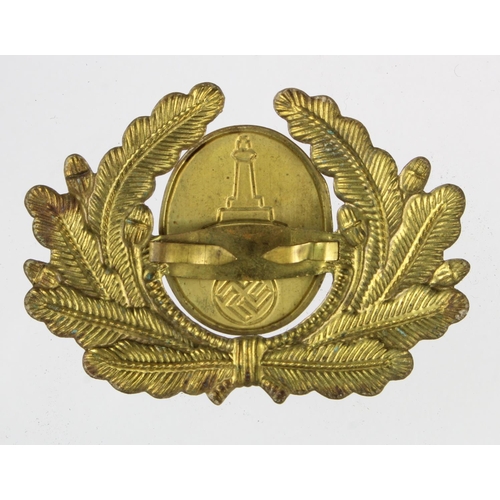 841 - WW2 German Nazi veterans association visor cap badge.