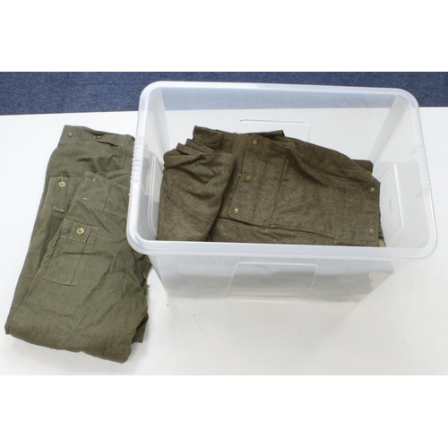 867 - WW2 para uniforms including 1940 pattern battle dress blouse, very scarce pair of 1944 dated parachu... 