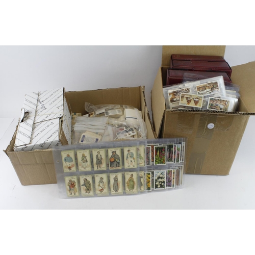 424 - Cardboard tray of loose Trade and Tea card odds, plus a small white box of various loose cigarette c... 