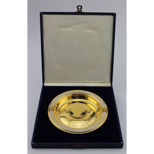 1088 - 22ct gold dish issued to commemorate Queen Elizabeth & Prince Phillips 25th Wedding Anniversary in 1... 