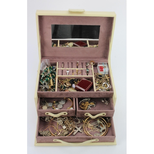 523 - Old jewellery box containing a quantity of mixed yellow metal / costume jewellery. 9ct gold / silver... 