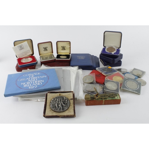 530 - GB & Commonwealth commemorative coins, crowns, sets and medals, including silver, plus a couple of V... 