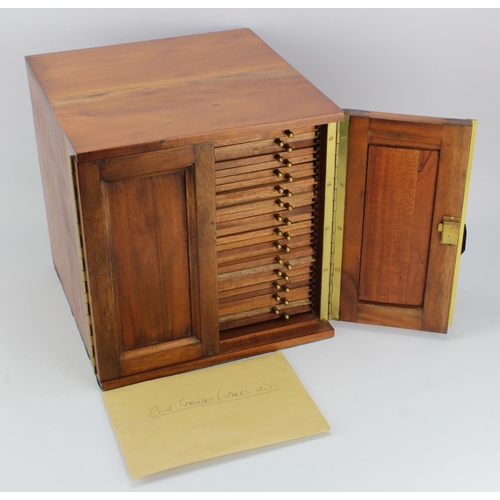 827 - Coin Cabinet: 30x31x30cm, 28-drawer mahogany coin cabinet by Peter Nicols (with key), high quality.