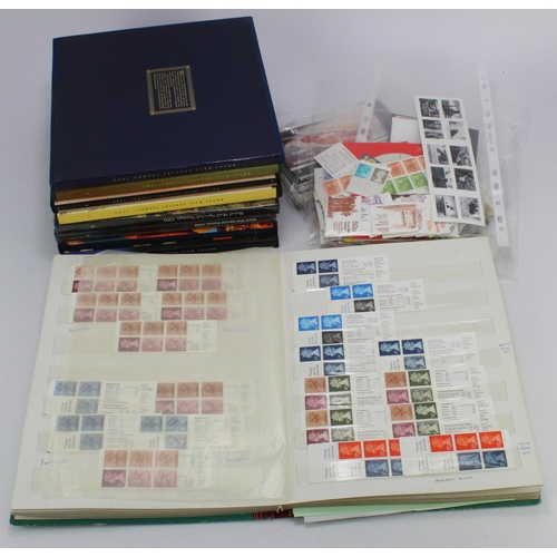 103 - GB - varied modern lot including Yearbooks No3 to No11 (minus No7) complete. Stockbook and loose mac... 