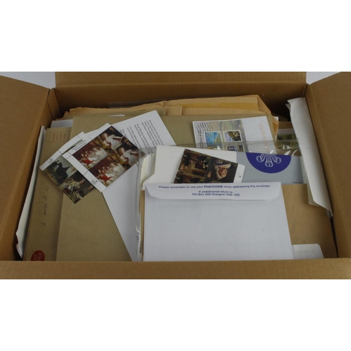 105 - GB - well filled box of modern UM special issues and definitives in packets / envelopes, Presentatio... 