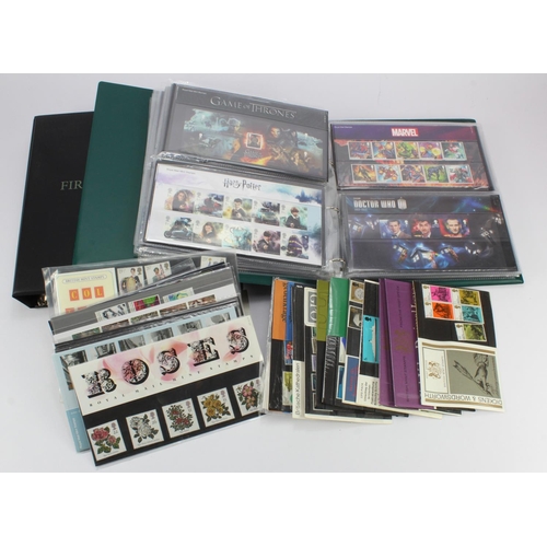 66 - GB - crate of Presentation Packs approx 118, plus 1982 Collectors Pack. A few into the 1960's, other... 