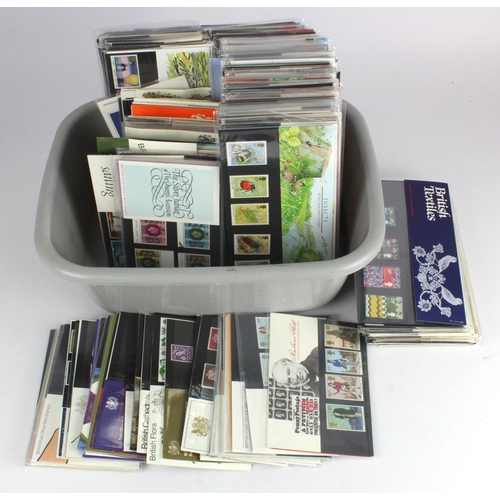 67 - GB - early to c2006 Presentation Packs (approx 360) about 35% short format. Some better eg Shakesper... 