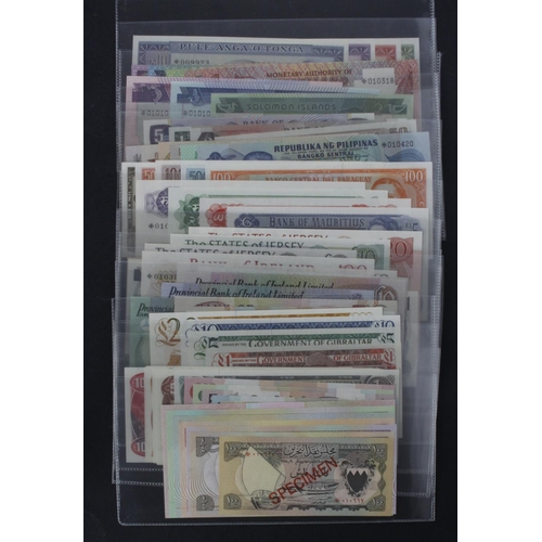 947 - World (72), Franklin Mint Presentation Sets of Specimen Banknotes From Around The World, comprising ... 