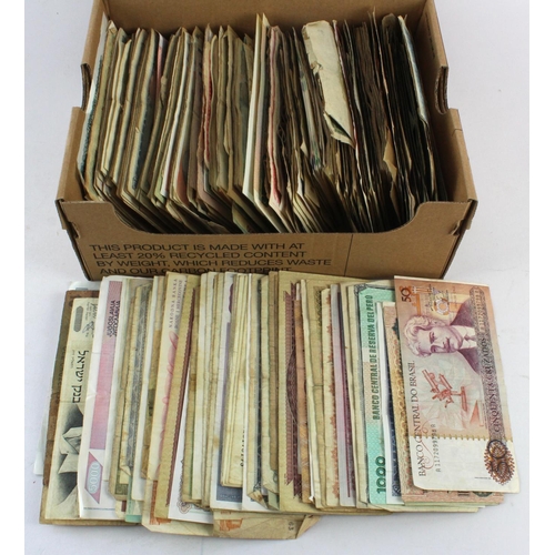 950 - World 1000+, a box of mixed world notes including Greece, Yugoslavia, Turkey, Sri Lanka, Italy, Germ... 