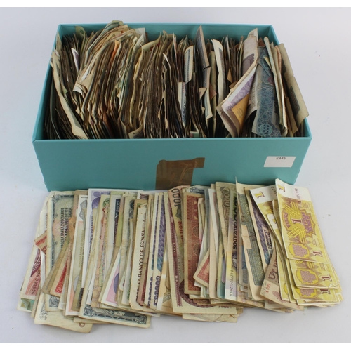 951 - World 2000+, a box of mixed world notes including France, Iraq, Zimbabwe, Italy, Germany, Hungary, I... 