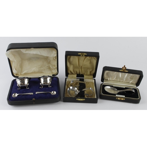 1087 - Mixed lot of boxed items comprising pair of silver salts and two silver salt spoons (salts hallmarke... 