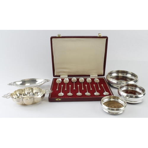 1088 - Mixed silver. Twelve silver teaspoons, hallmarked 'FH, Sheffield 1967', contained in original fitted... 