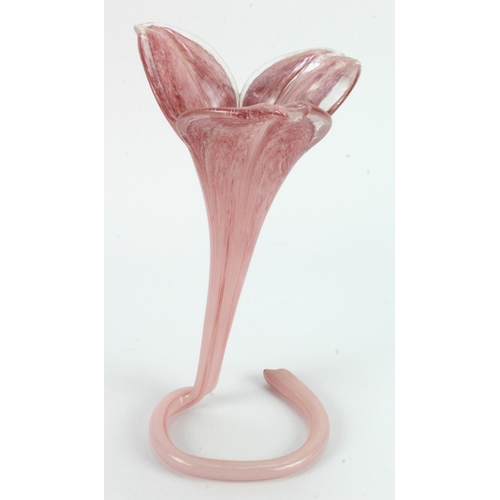 1142 - Sculptural handblown pink glass vase in the shape of a three foliate plant with the concentric twist... 