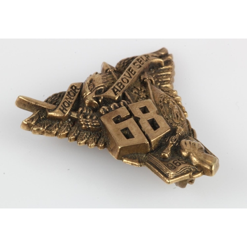 1157 - Yellow gold (tests 10ct) US military academy of VMI graduation badge, 'honor above self' class of 68... 