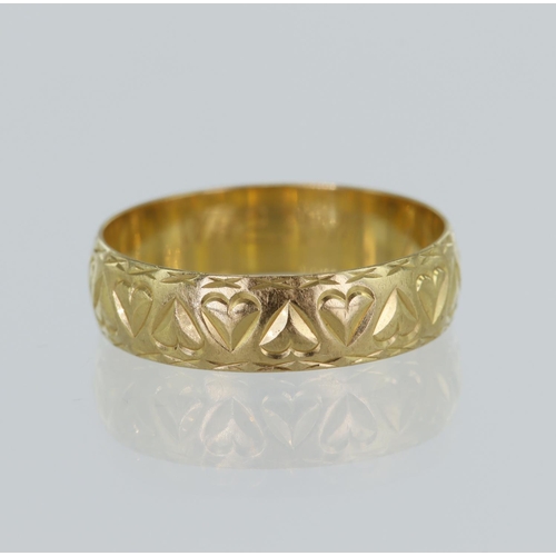 22 - 18ct yellow gold ring, hand engraved with hearts, 5mm wide, finger size M/N, weight 2.7g.