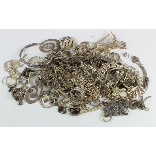 351 - Bag of mixed silver/white metal jewellery, includes rings, brooches, chains, earrings and bracelets,... 