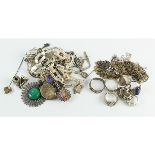 367 - Mixed lot of silver/white metal jewellery, mostly modern including chain, bracelets, 8 rings etc, to... 