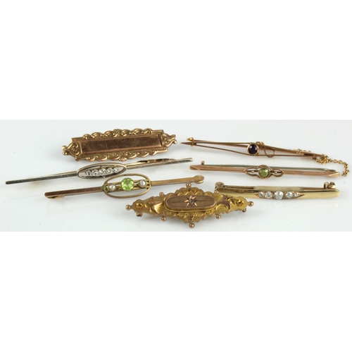 383 - Seven 9ct gold/tests 9ct brooches, stones include diamonds, amethyst, peridot and seed pearls, total... 