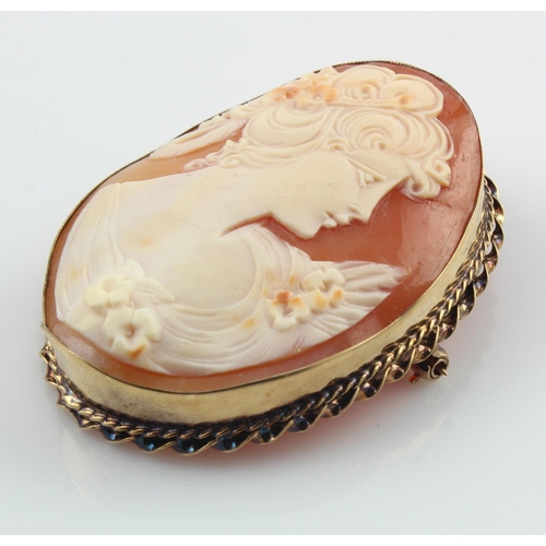 413 - 9ct yellow gold cameo brooch, carved shell cameo depicting a lady in profile, measuring 55mm x 42mm,... 