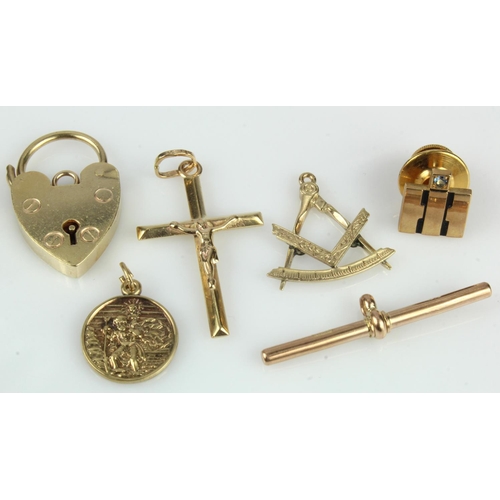 473 - Assortment of 9ct gold/tests 9ct jewellery to include one T-bar, three pendants, padlock clasp, tie ... 