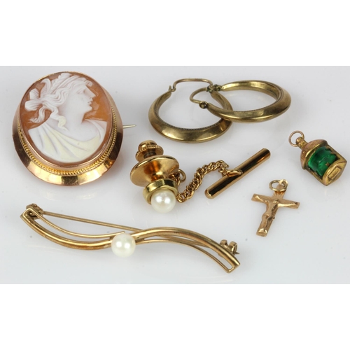 508 - Assortment of 9ct gold/tests 9ct jewellery, two brooches, two charms, one pair of hoop earrings and ... 